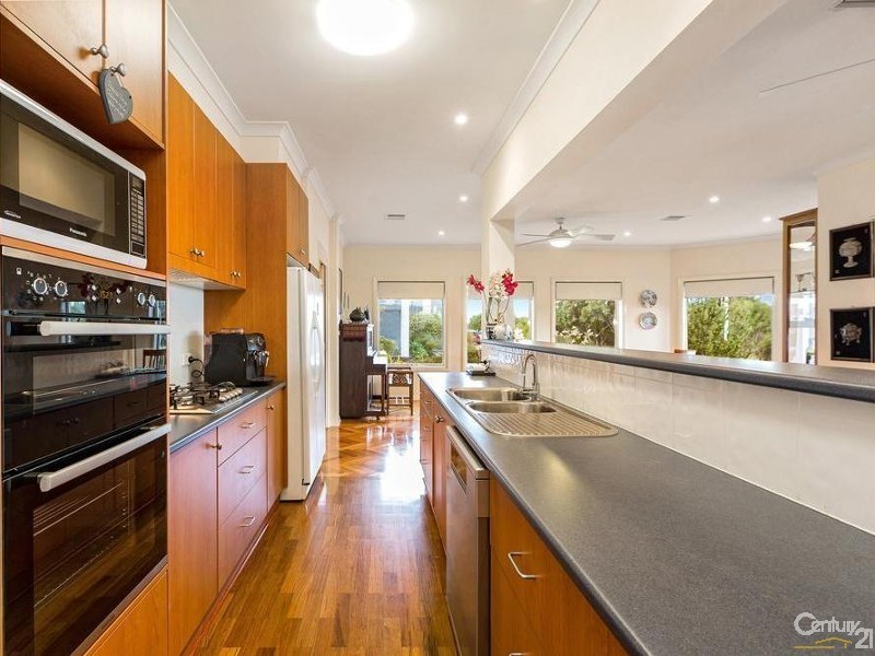 40 Eagleview Place, Sanctuary Lakes VIC 3030