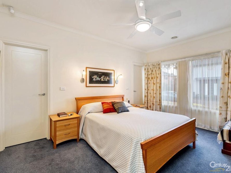 40 Eagleview Place, Sanctuary Lakes VIC 3030