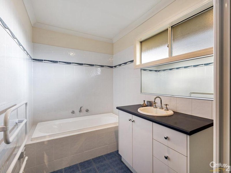 40 Eagleview Place, Sanctuary Lakes VIC 3030