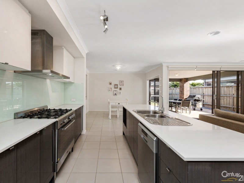 8 Tristania Drive, Point Cook VIC 3030