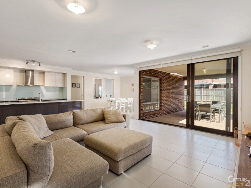 8 Tristania Drive, Point Cook VIC 3030