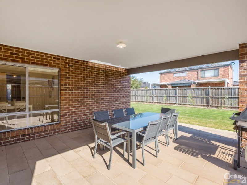 8 Tristania Drive, Point Cook VIC 3030