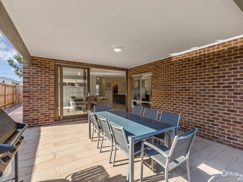 8 Tristania Drive, Point Cook VIC 3030