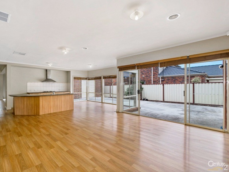 82 Shaftsbury Boulevard, Point Cook VIC 3030