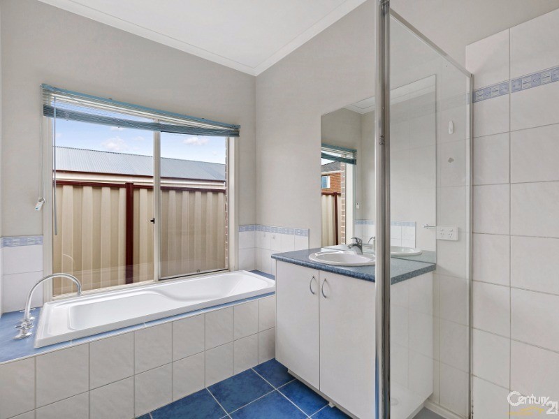 82 Shaftsbury Boulevard, Point Cook VIC 3030