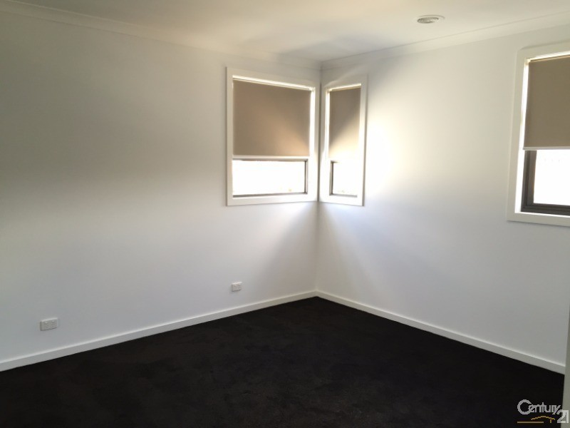 2/7 Lipari Place, Point Cook VIC 3030