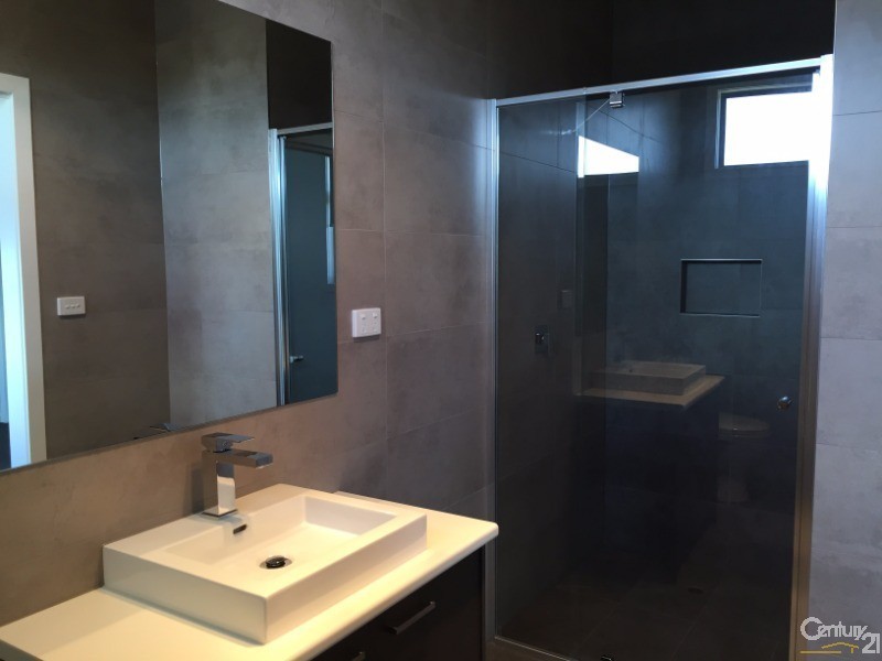 2/7 Lipari Place, Point Cook VIC 3030