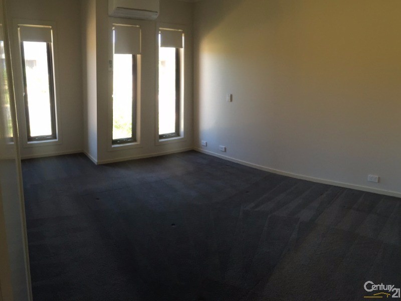 14 Trident Court, Sanctuary Lakes VIC 3030