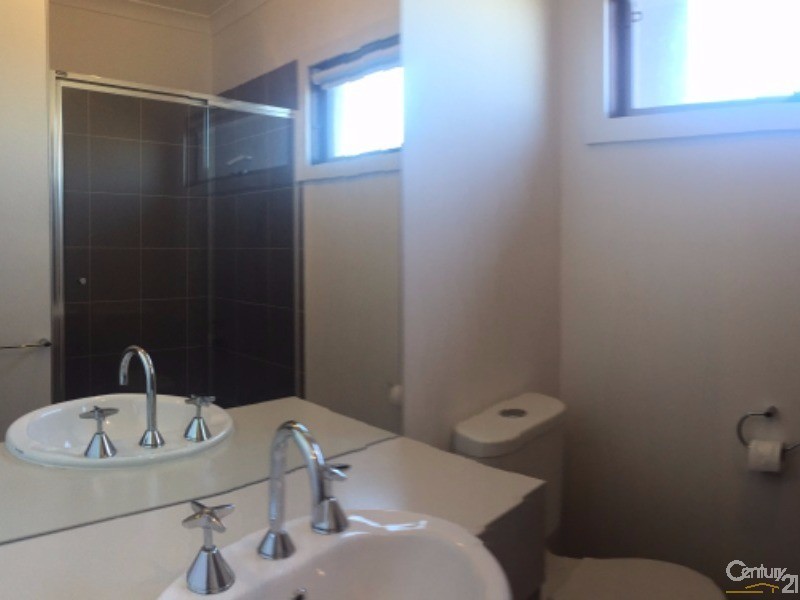 5 Beachside Crescent, Point Cook VIC 3030