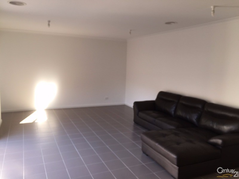 5 Beachside Crescent, Point Cook VIC 3030