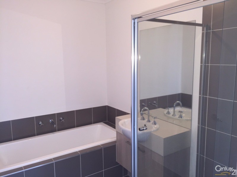 5 Beachside Crescent, Point Cook VIC 3030