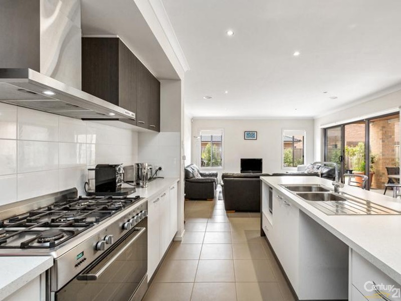 6 Maritime Circuit, Sanctuary Lakes VIC 3030