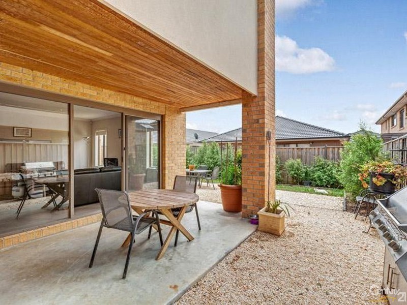 6 Maritime Circuit, Sanctuary Lakes VIC 3030