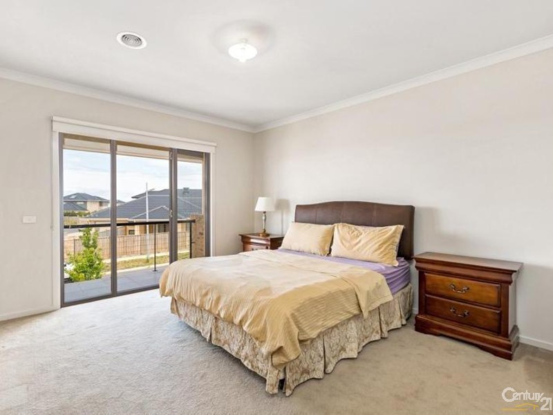 6 Maritime Circuit, Sanctuary Lakes VIC 3030