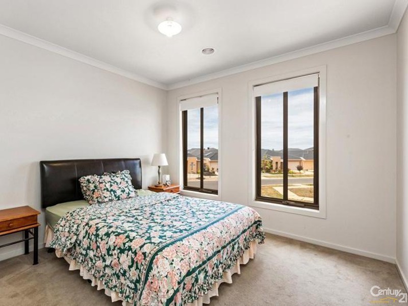 6 Maritime Circuit, Sanctuary Lakes VIC 3030