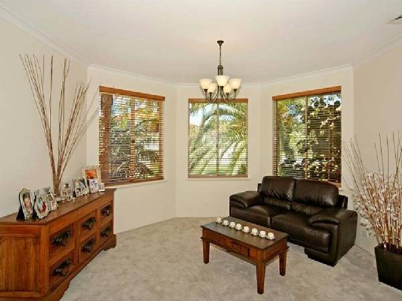 27 Peron Place, San Remo WA 6210