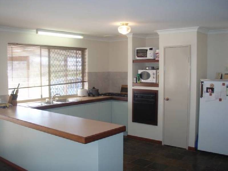 8 Amulla Court, Halls Head WA 6210