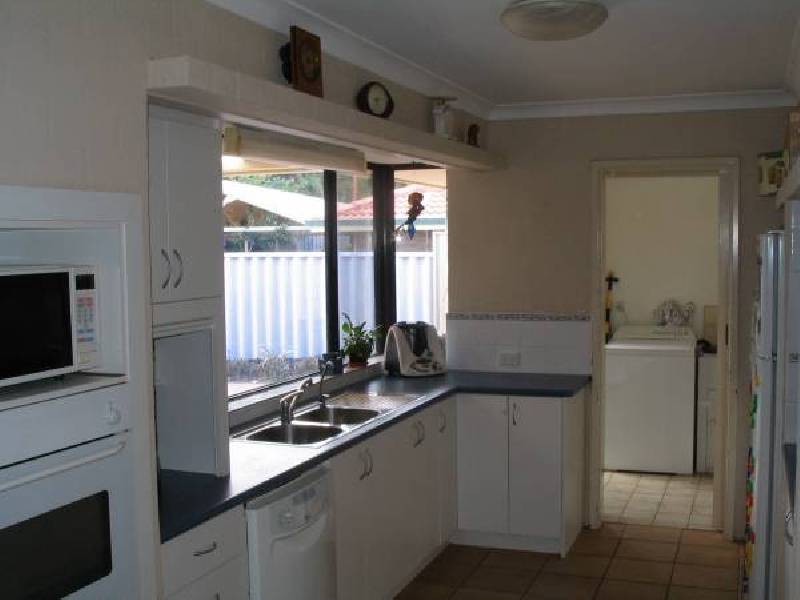 11 Tarata Close, Halls Head WA 6210