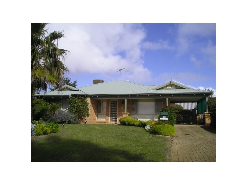 17A Honeysuckle Ramble, Halls Head WA 6210