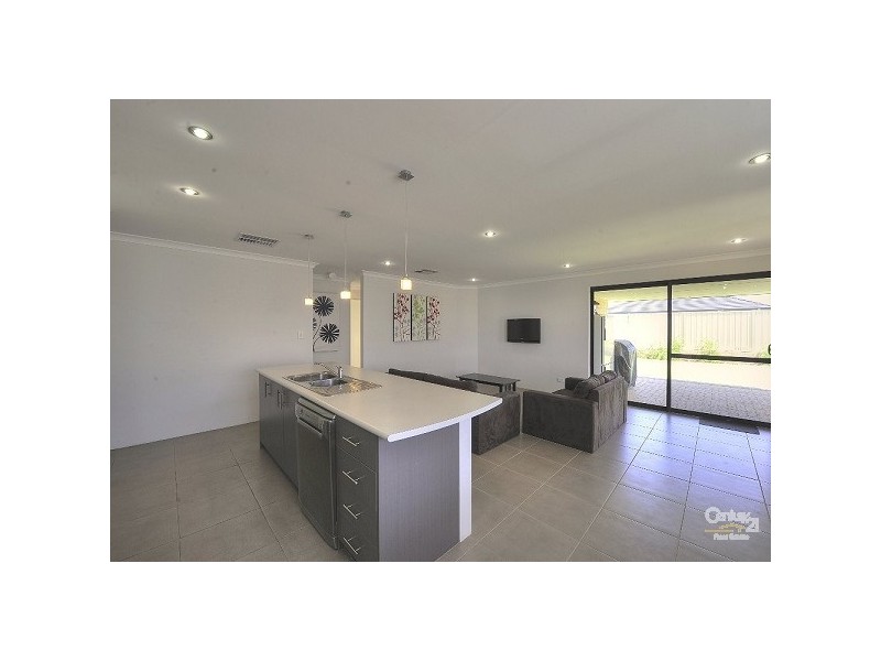 17 Highcliffe Circle, Lakelands WA 6180