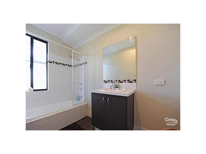 8 Farmaner Parkway, Ellenbrook WA 6069