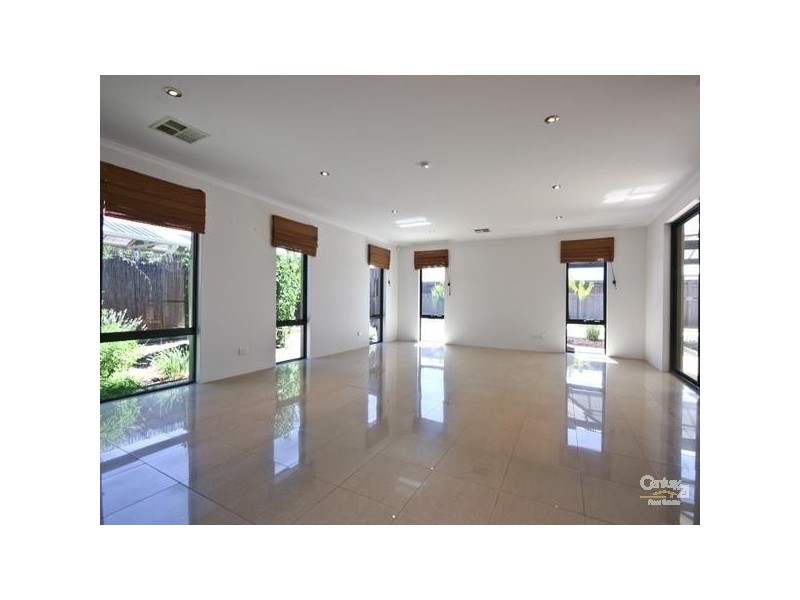 6 Bramley Tce, The Vines WA 6069