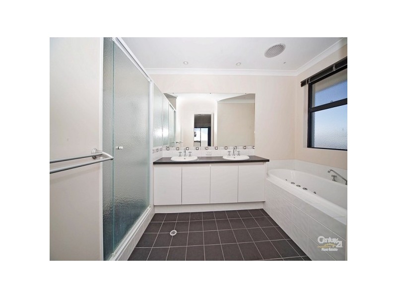 28 Kyneton Parkway, Aveley WA 6069