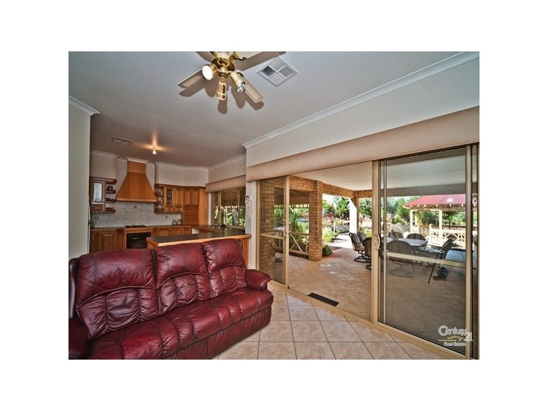11 Newbury Close, Henley Brook WA 6055