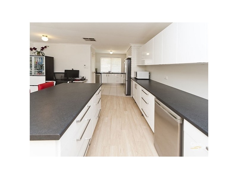 126b Williamson Ave, Cloverdale WA 6105