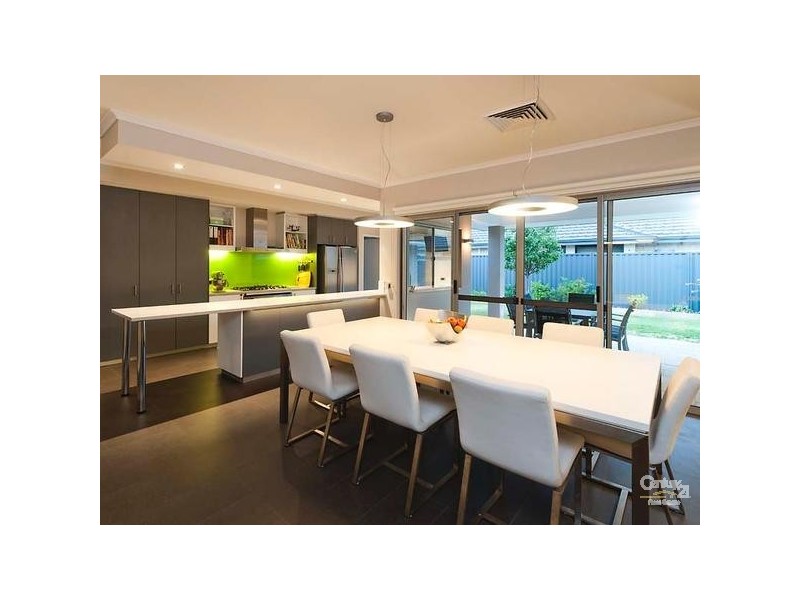 8 Whitehart Ent, Aveley WA 6069