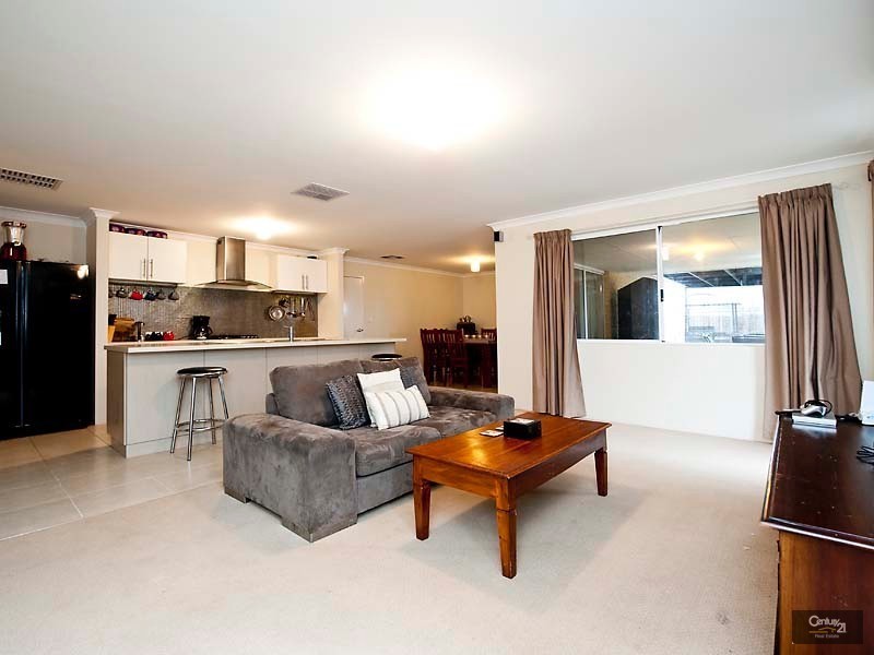 17 Rosewood Heights, Ellenbrook WA 6069
