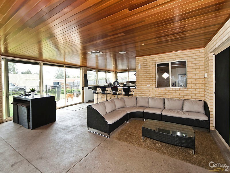 18 Horseshoe Circuit, Henley Brook WA 6055