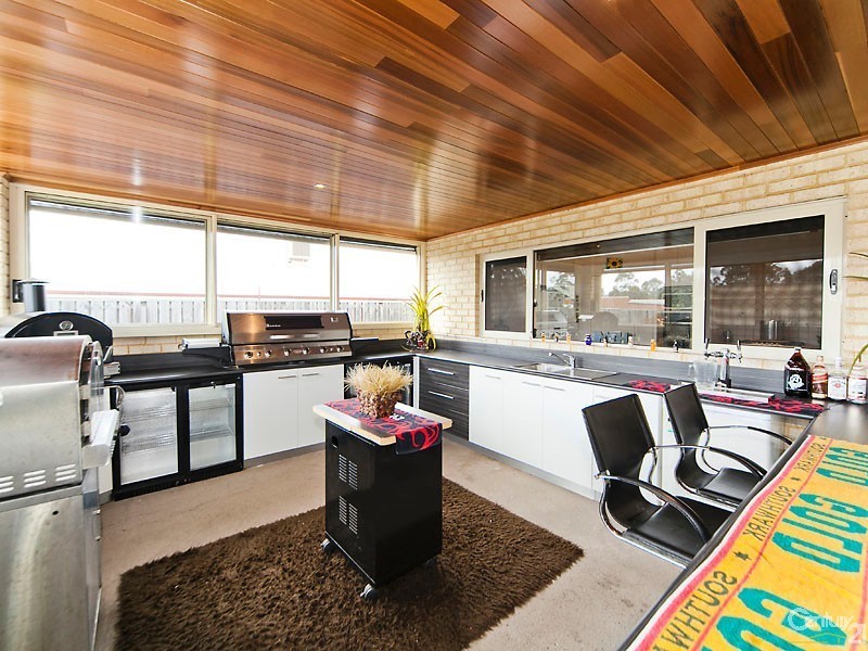 18 Horseshoe Circuit, Henley Brook WA 6055