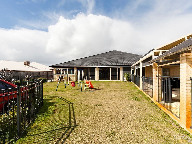 18 Horseshoe Circuit, Henley Brook WA 6055