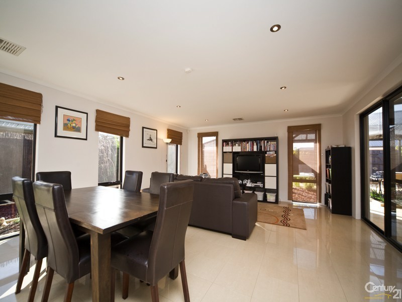 6 Bramley Tce, The Vines WA 6069