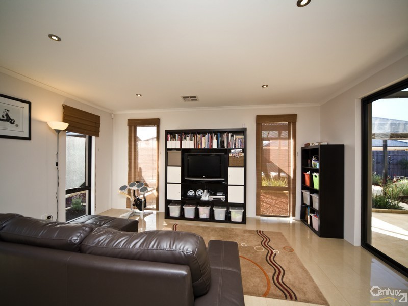 6 Bramley Tce, The Vines WA 6069