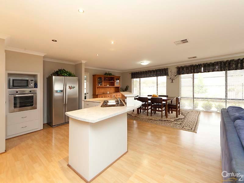 28 Lookout Circle, Ellenbrook WA 6069