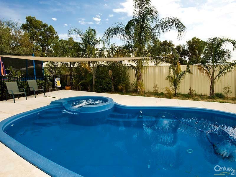 10  Trusty Grove, Stratton WA 6056