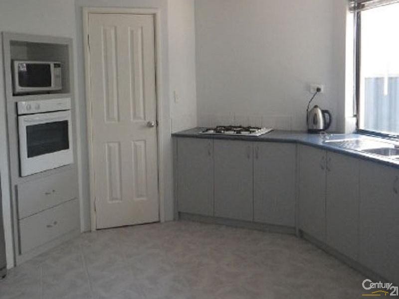 28 Strathalbyn Loop, Carramar WA 6031