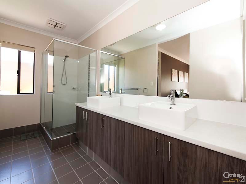 4 Putley Road, The Vines WA 6069