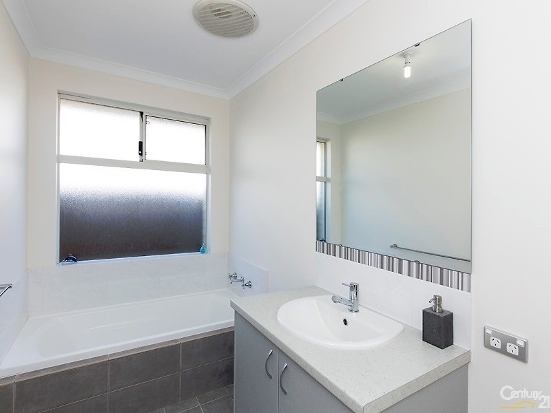 17 Tickner Parade, Ellenbrook WA 6069