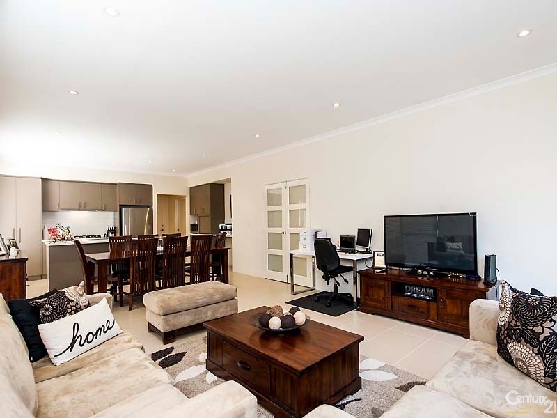 8 Opalite Way, Aveley WA 6069