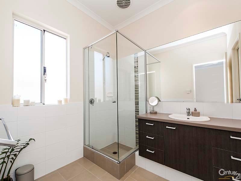 8 Opalite Way, Aveley WA 6069