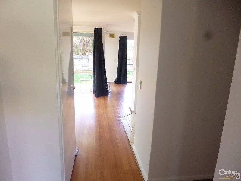 17 LAKEFRONT CIRCLE, The Vines WA 6069