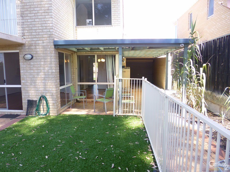 17 LAKEFRONT CIRCLE, The Vines WA 6069