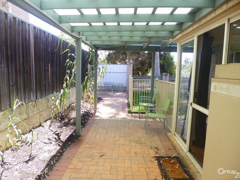 17 LAKEFRONT CIRCLE, The Vines WA 6069