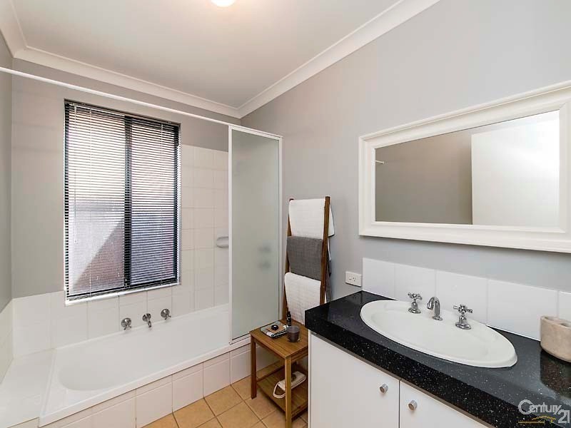 17 Riverina Drive, Ellenbrook WA 6069