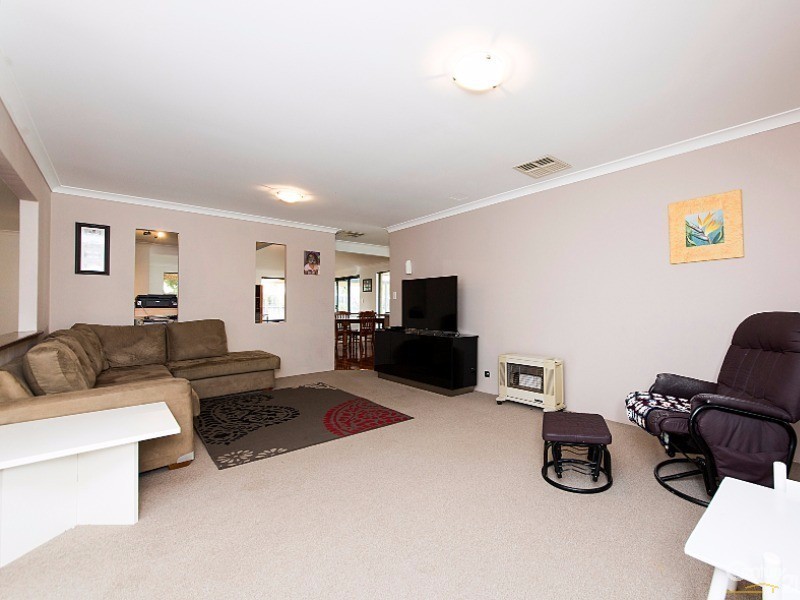 8 Lacebark Ct, Ellenbrook WA 6069