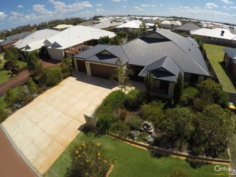 8 Moseley Drive, The Vines WA 6069