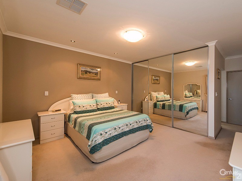 8 Moseley Drive, The Vines WA 6069
